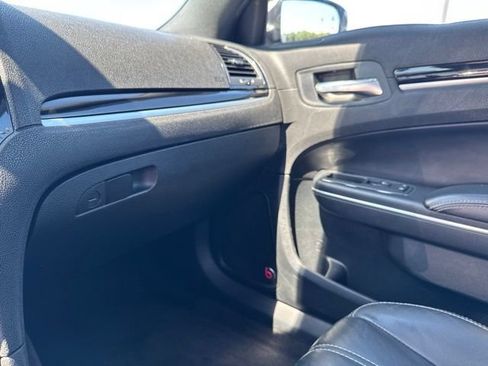 Used 2018 Chrysler 300 S w/ 300S Premium Group RWD image 28