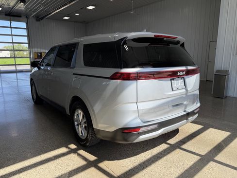 Used 2023 Kia Carnival LX FWD image 3
