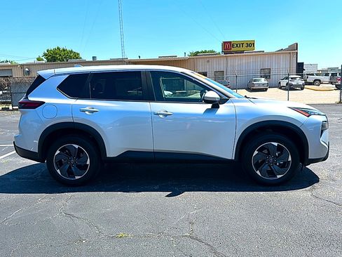 Used 2024 Nissan Rogue SV FWD image 9