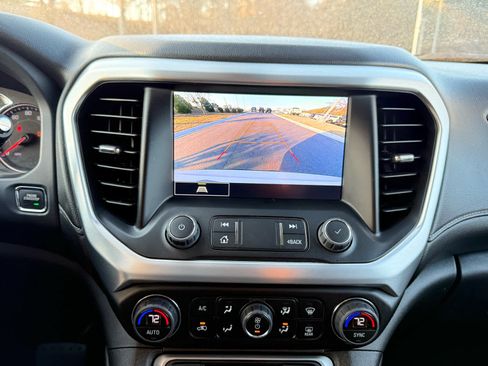 Used 2023 GMC Acadia SLT image 17