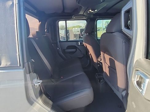 Used 2022 Jeep Gladiator Willys image 35