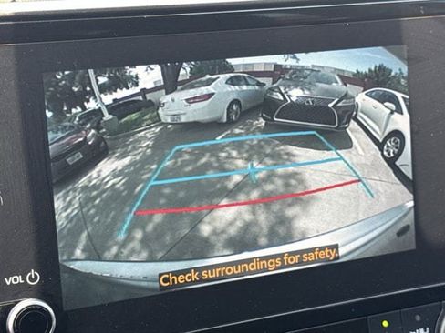 Used 2023 Toyota Highlander LE FWD image 18