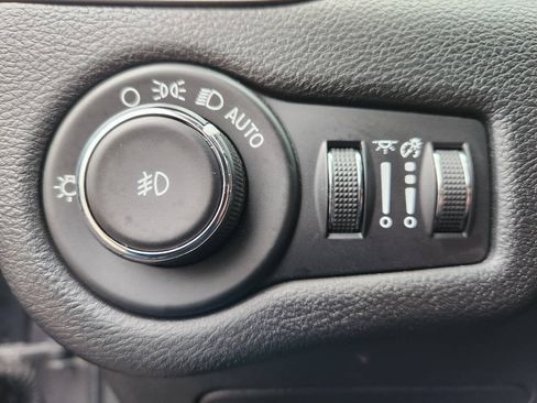 Used 2019 Jeep Cherokee Latitude Plus AWD/4WD image 20