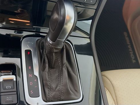 Used 2011 Volkswagen Touareg Sport image 17