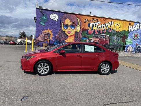 Used 2020 Toyota Corolla LE image 2