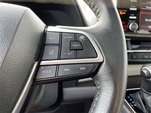 Used 2022 Toyota Sienna XLE image 28