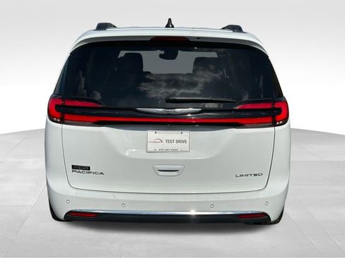 Used 2023 Chrysler Pacifica Limited image 4