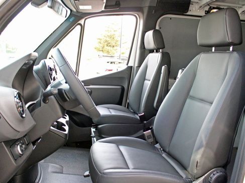 Used 2025 Mercedes-Benz Sprinter 2500 image 11