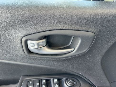 Used 2018 Jeep Compass Latitude FWD image 9