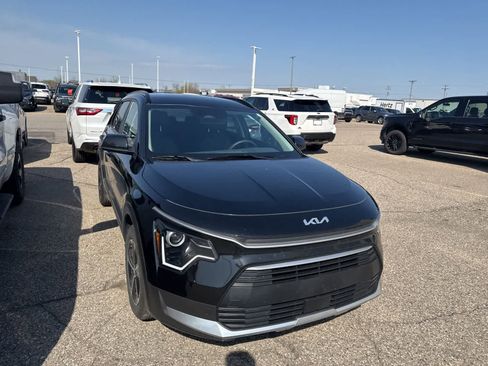 Used 2023 Kia Niro EX image 5