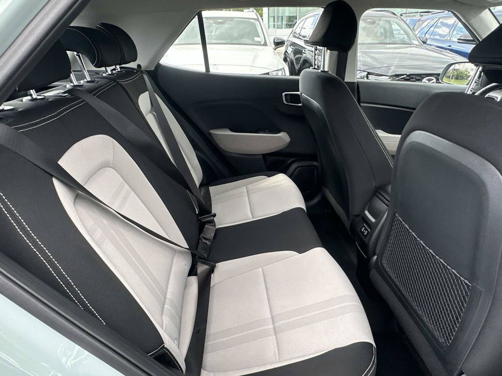Used 2025 Hyundai Venue SEL FWD image 30