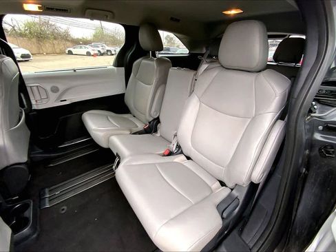 Used 2025 Toyota Sienna XLE image 20