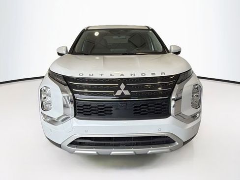 Used 2023 Mitsubishi Outlander SE FWD image 2