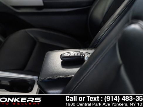 Used 2022 Ford Explorer XLT w/ Equipment Group 202A AWD/4WD image 32