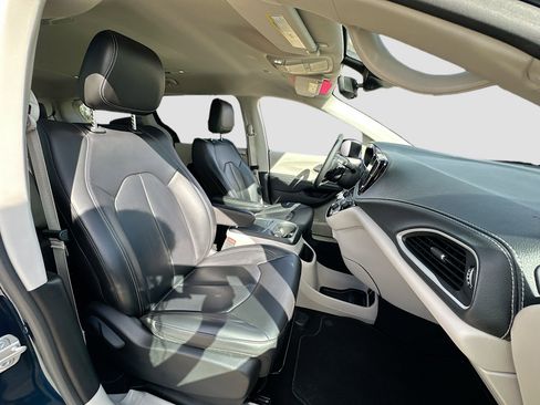 Used 2023 Chrysler Pacifica Touring-L image 27