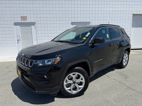 Used 2025 Jeep Compass Latitude AWD/4WD image 1