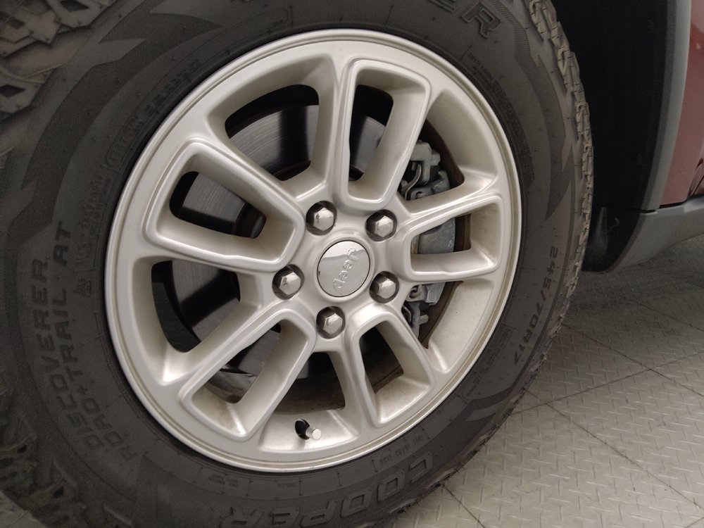Used 2020 Jeep Grand Cherokee Laredo AWD/4WD image 31