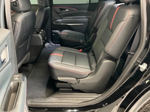 Used 2024 Chevrolet Traverse RS FWD image 22