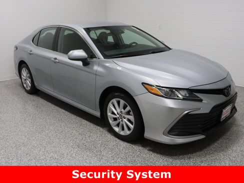 Used 2024 Toyota Camry LE image 4