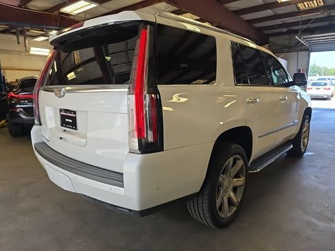 Used 2019 Cadillac Escalade Luxury RWD image 3