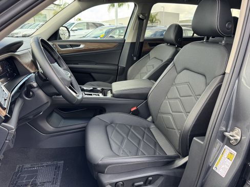 Used 2025 Volkswagen Atlas SE image 16