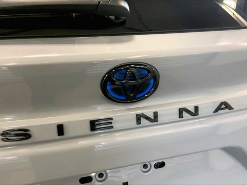 Used 2023 Toyota Sienna XLE Woodland Edition image 32
