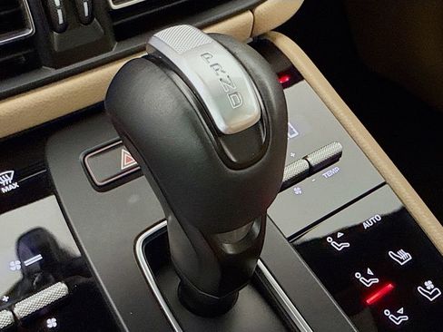 Certified 2022 Porsche Macan AWD/4WD image 21