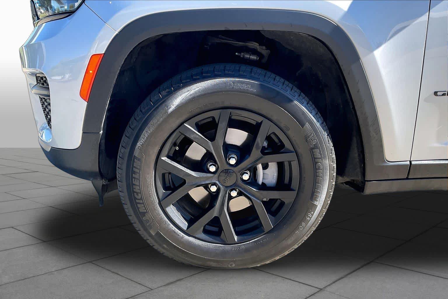 Used 2025 Jeep Grand Cherokee Altitude AWD/4WD image 11