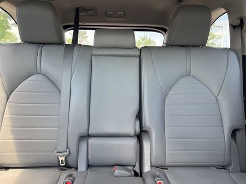 Used 2021 Toyota Highlander XLE FWD image 30