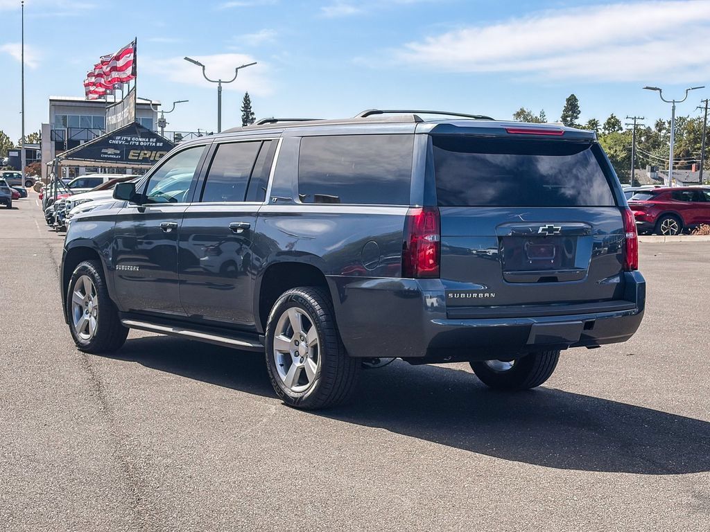 Used 2019 Chevrolet Suburban LT w/ Luxury Package RWD image 2