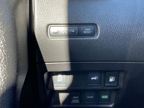 Used 2018 Nissan Rogue SV image 13