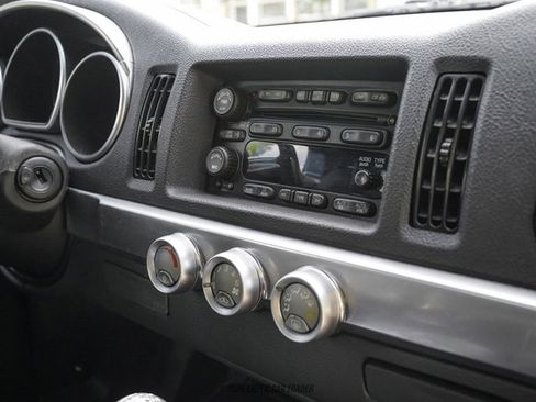 Used 2005 Chevrolet SSR w/ Preferred Equipment Group RWD image 40
