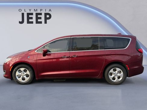 Used 2018 Chrysler Pacifica Touring Plus image 2