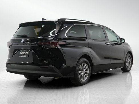 Used 2025 Toyota Sienna XLE image 5