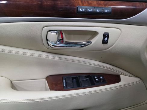 Used 2013 Lexus LS 460 w/ Comfort Pkg RWD image 17