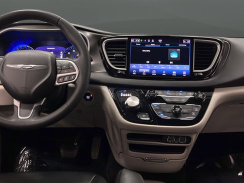 Used 2024 Chrysler Pacifica Touring-L FWD image 11