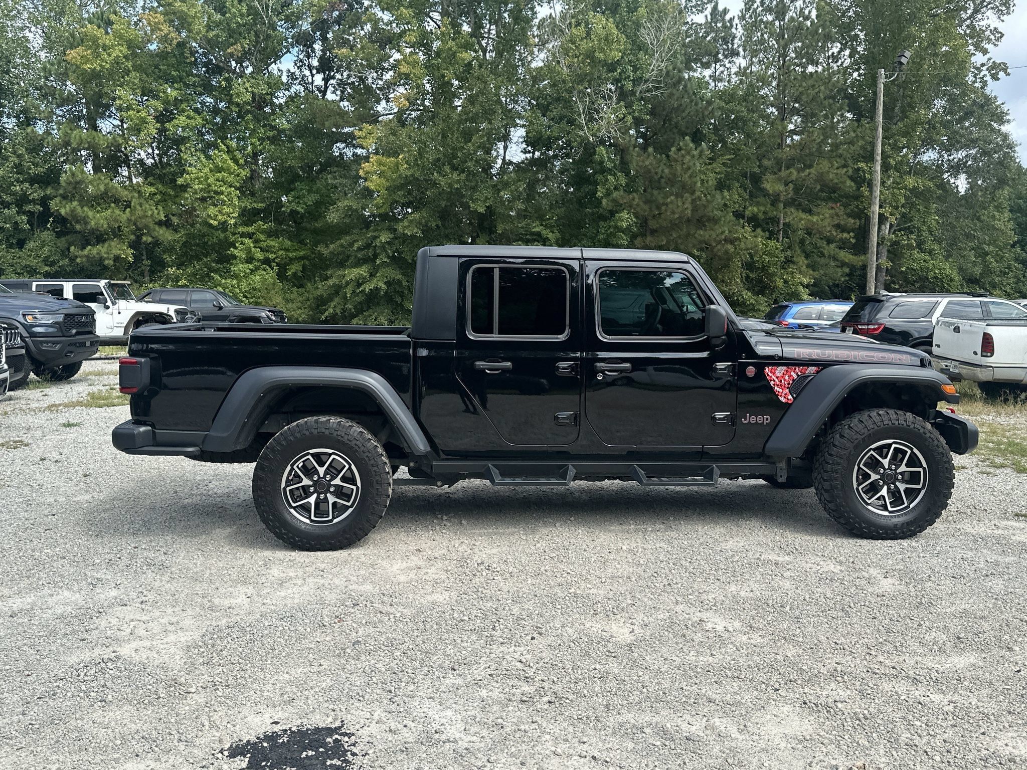 Used 2024 Jeep Gladiator Rubicon w/ Technology Group AWD/4WD image 2