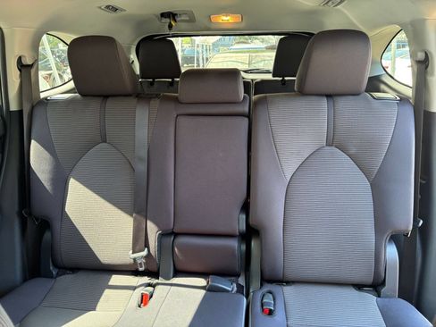 Used 2025 Toyota Highlander LE FWD image 41