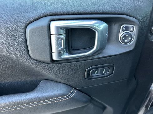 Used 2021 Jeep Gladiator Overland image 11