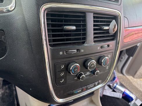 Used 2015 Dodge Grand Caravan SXT image 17