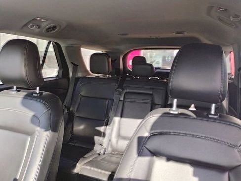 Used 2023 Ford Explorer XLT w/ Equipment Group 202A AWD/4WD image 18