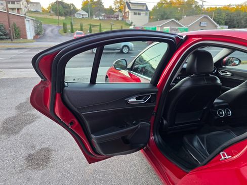 Used 2017 Alfa Romeo Giulia AWD image 12