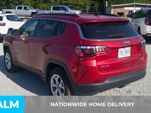 Used 2025 Jeep Compass Latitude AWD/4WD image 4