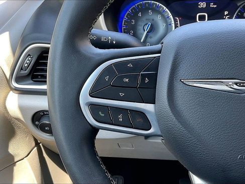 Certified 2023 Chrysler Pacifica Touring-L FWD image 30