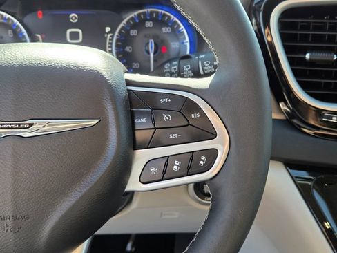 Used 2024 Chrysler Pacifica Touring-L FWD image 20