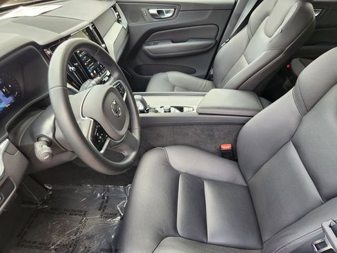Used 2025 Volvo XC60 B5 Plus AWD/4WD image 4