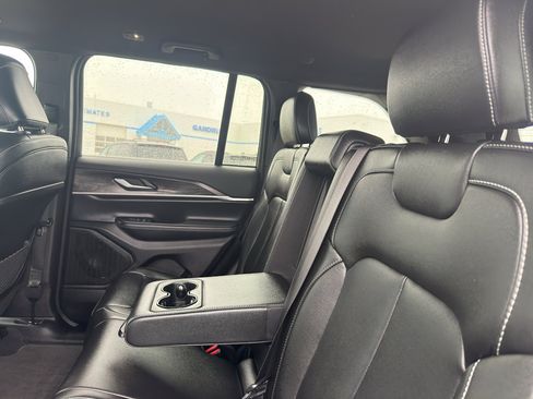 Used 2024 Jeep Grand Cherokee Limited image 34