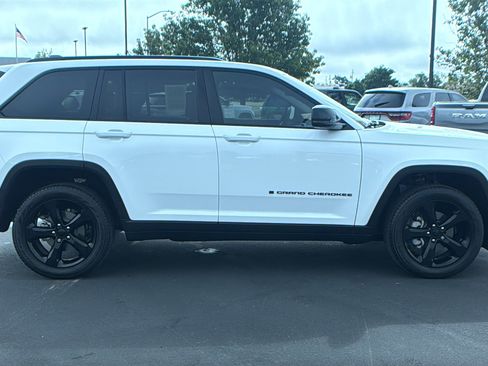 Used 2023 Jeep Grand Cherokee Limited w/ Luxury Tech Group II RWD image 2