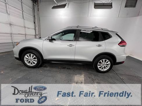 Used 2017 Nissan Rogue SV w/ SV Premium Package image 4