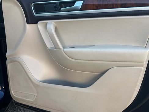 Used 2013 Volkswagen Touareg TDI AWD/4WD image 9